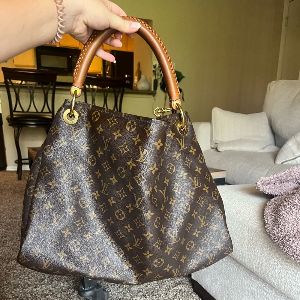 Authentic Louis Vuitton Artsy MM